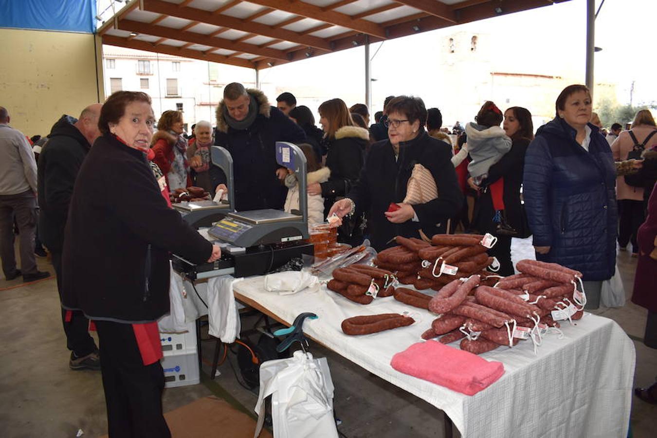 Fantástico ambiente en el frontón de Sorzano con motivo del mercadillo local y de la puesta en escena del belén mecánico. Niños y mayores han disfrutado de la animación en la localidad ubicada en las faldas de Moncalvillo.