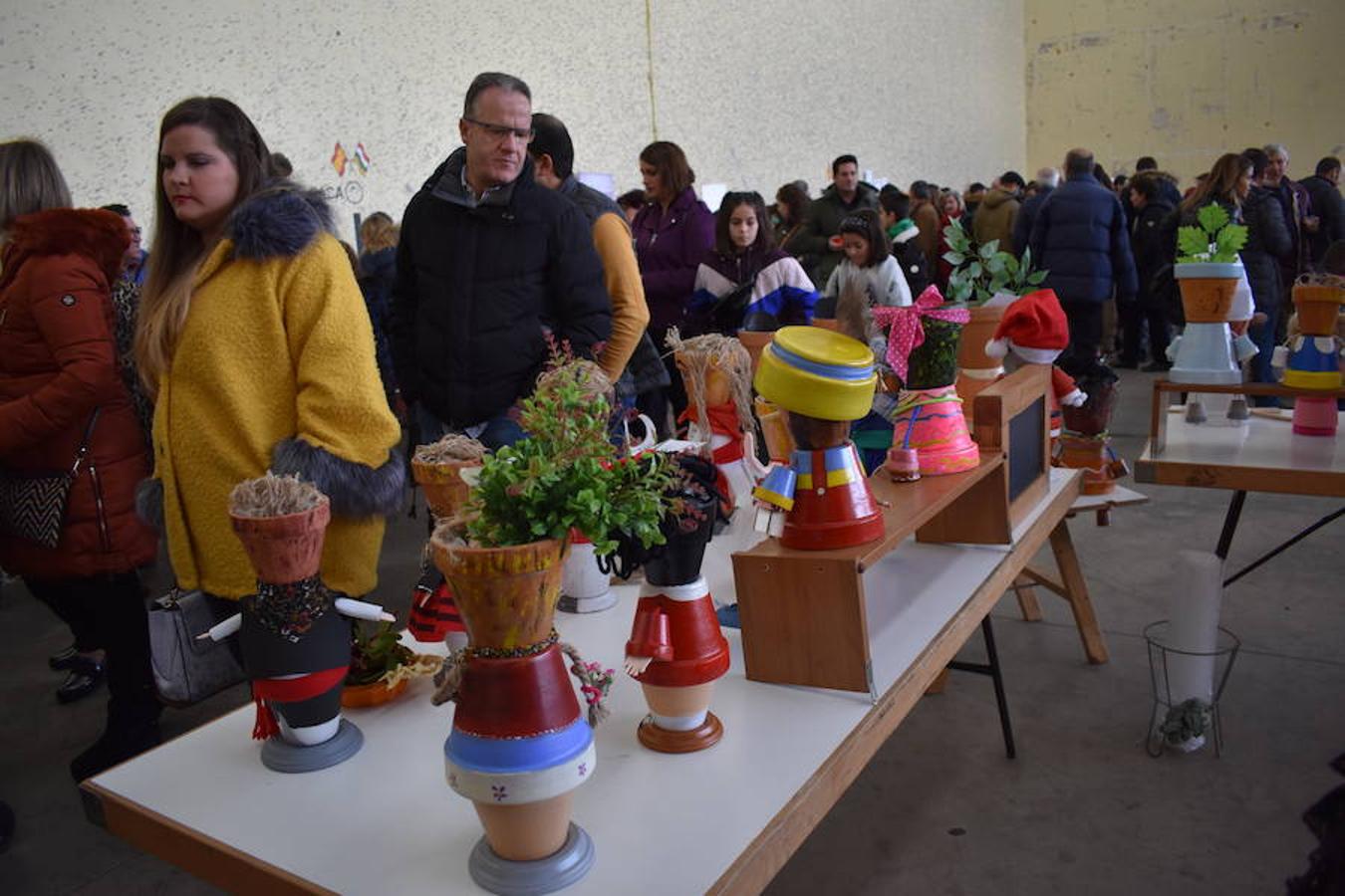 Fantástico ambiente en el frontón de Sorzano con motivo del mercadillo local y de la puesta en escena del belén mecánico. Niños y mayores han disfrutado de la animación en la localidad ubicada en las faldas de Moncalvillo.