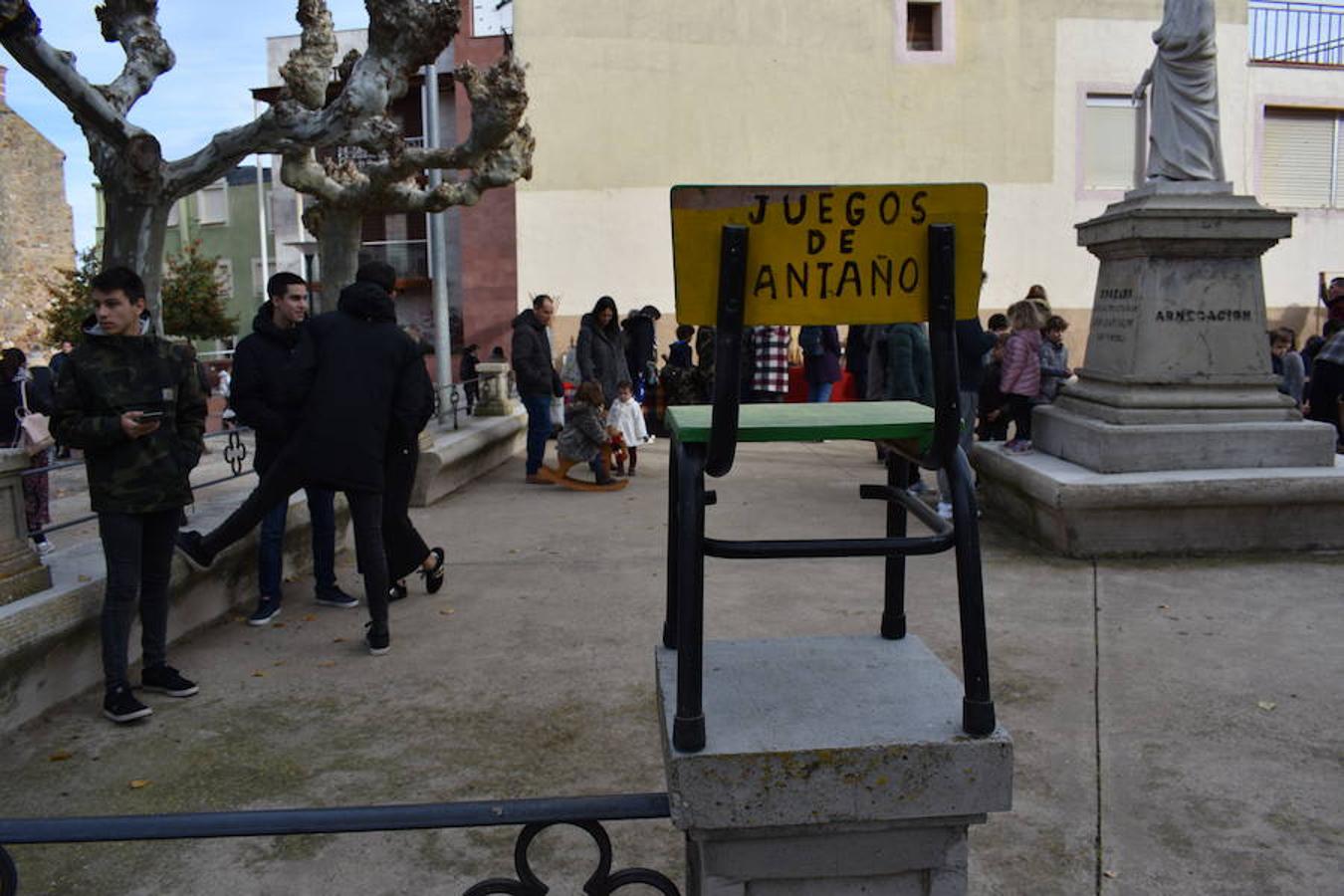 Fantástico ambiente en el frontón de Sorzano con motivo del mercadillo local y de la puesta en escena del belén mecánico. Niños y mayores han disfrutado de la animación en la localidad ubicada en las faldas de Moncalvillo.