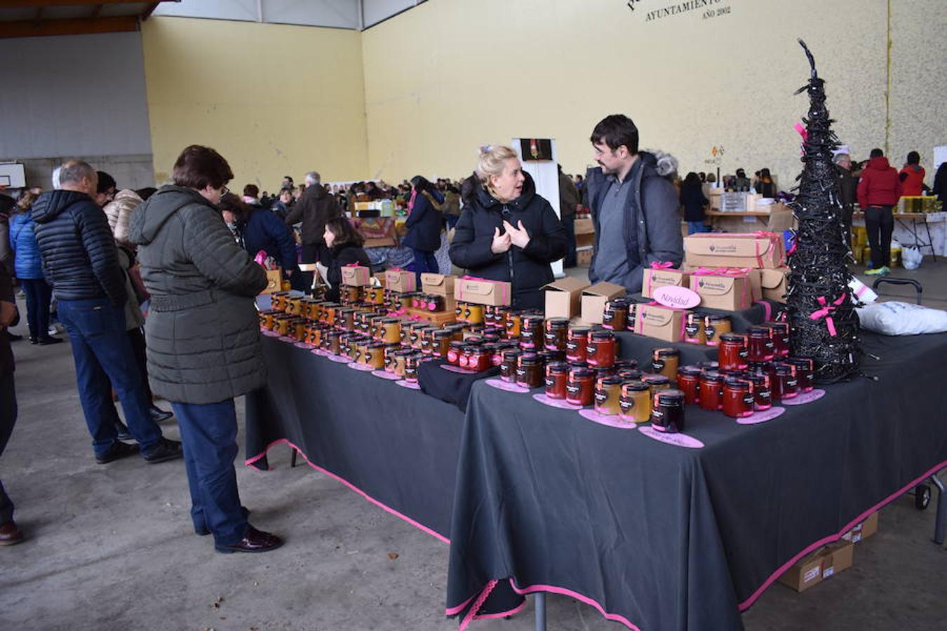 Fantástico ambiente en el frontón de Sorzano con motivo del mercadillo local y de la puesta en escena del belén mecánico. Niños y mayores han disfrutado de la animación en la localidad ubicada en las faldas de Moncalvillo.