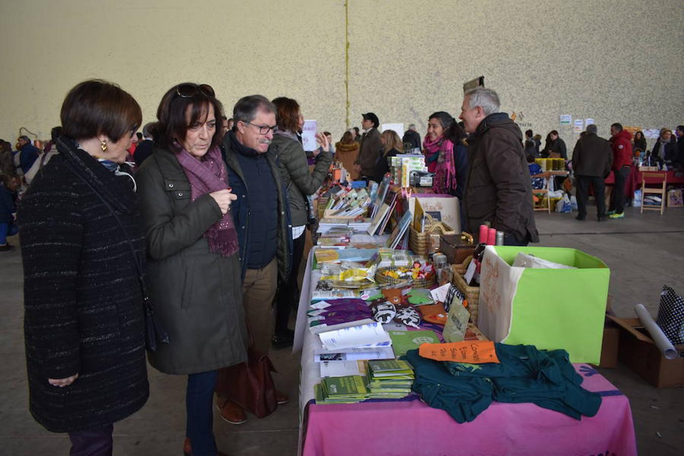 Fantástico ambiente en el frontón de Sorzano con motivo del mercadillo local y de la puesta en escena del belén mecánico. Niños y mayores han disfrutado de la animación en la localidad ubicada en las faldas de Moncalvillo.