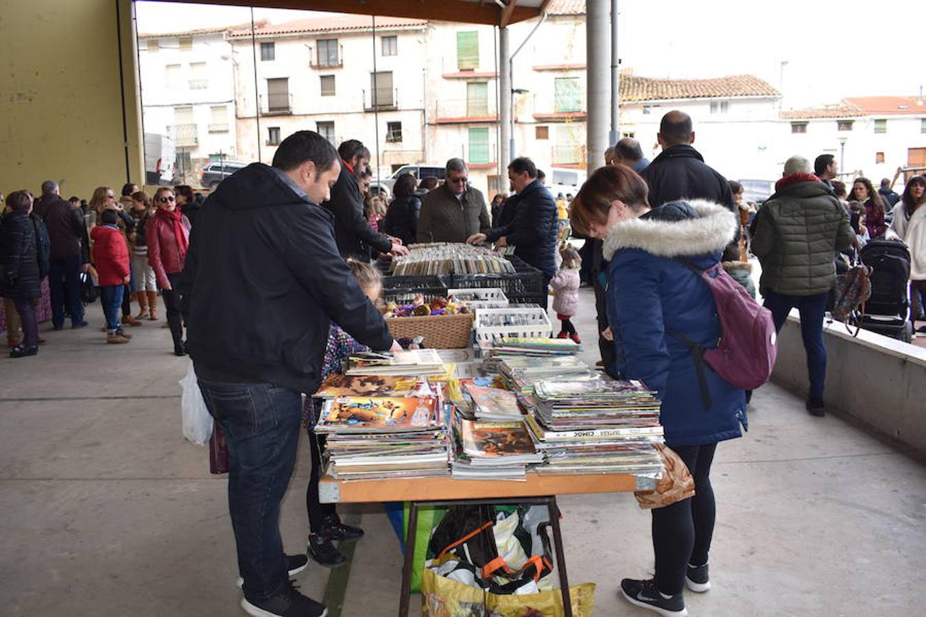 Fantástico ambiente en el frontón de Sorzano con motivo del mercadillo local y de la puesta en escena del belén mecánico. Niños y mayores han disfrutado de la animación en la localidad ubicada en las faldas de Moncalvillo.