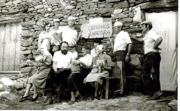 Con vecinos de Santa Marina, en agosto de 1982, durante la elaboración de serie la de reportajes 'La Rioja de cabo a rabo' para el periódico LA RIOJA y el libro posterior. 