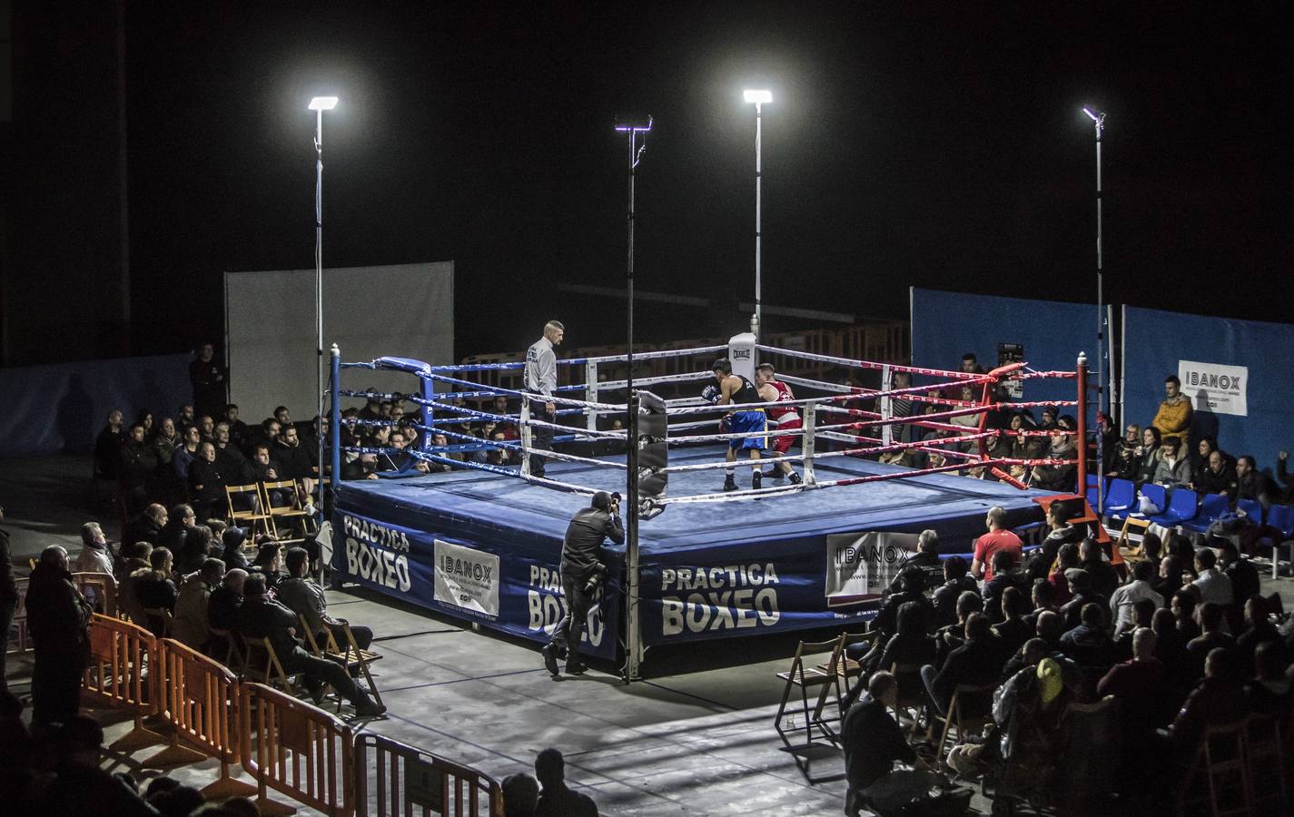 El púgil local Jorge 'Tiburón' Vallejo y el nicaragüense Michael Mora protagonizaron una velada de boxeo a la que asistieron cerca de quinientos espectadores 