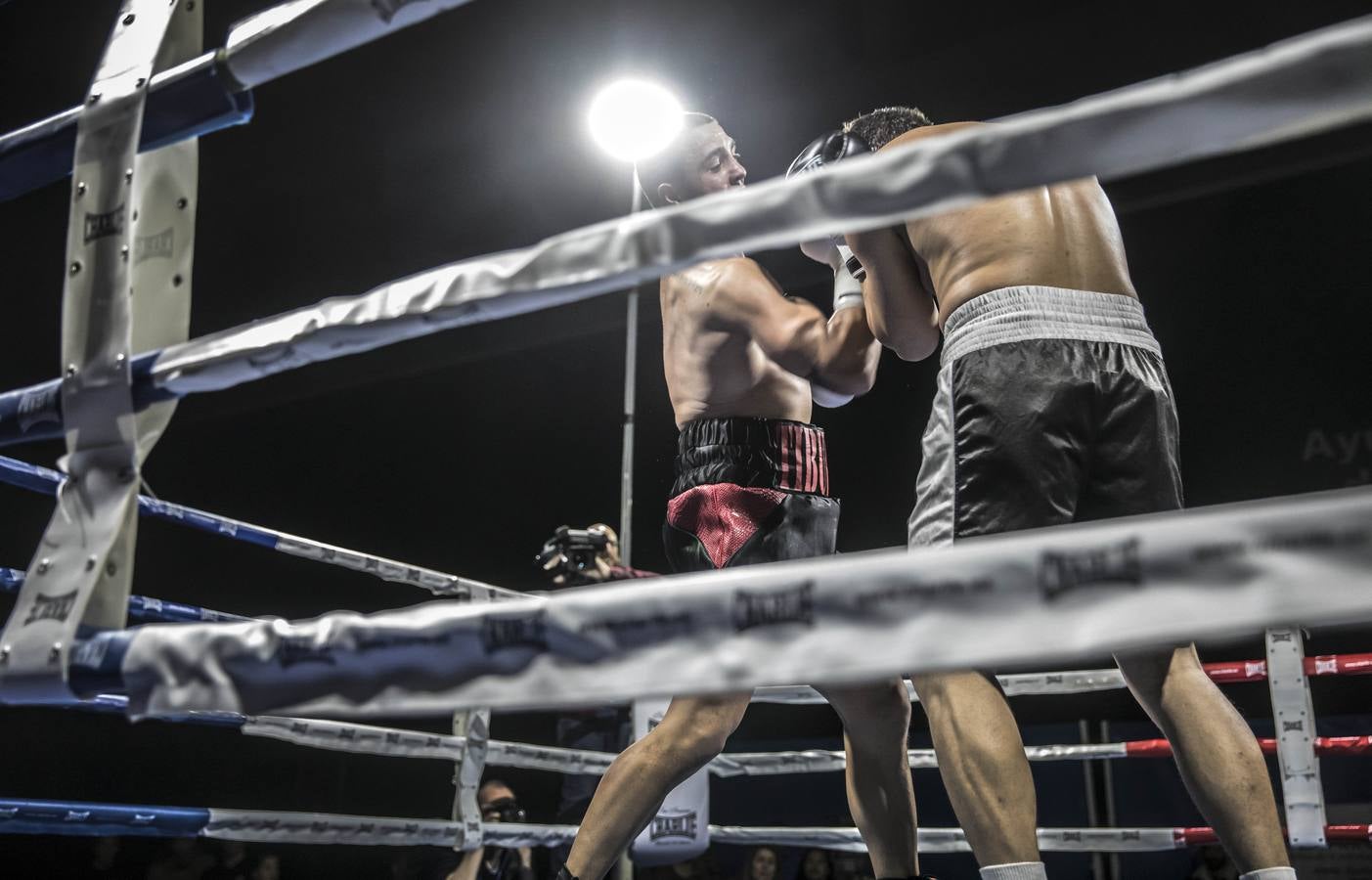 El púgil local Jorge 'Tiburón' Vallejo y el nicaragüense Michael Mora protagonizaron una velada de boxeo a la que asistieron cerca de quinientos espectadores 