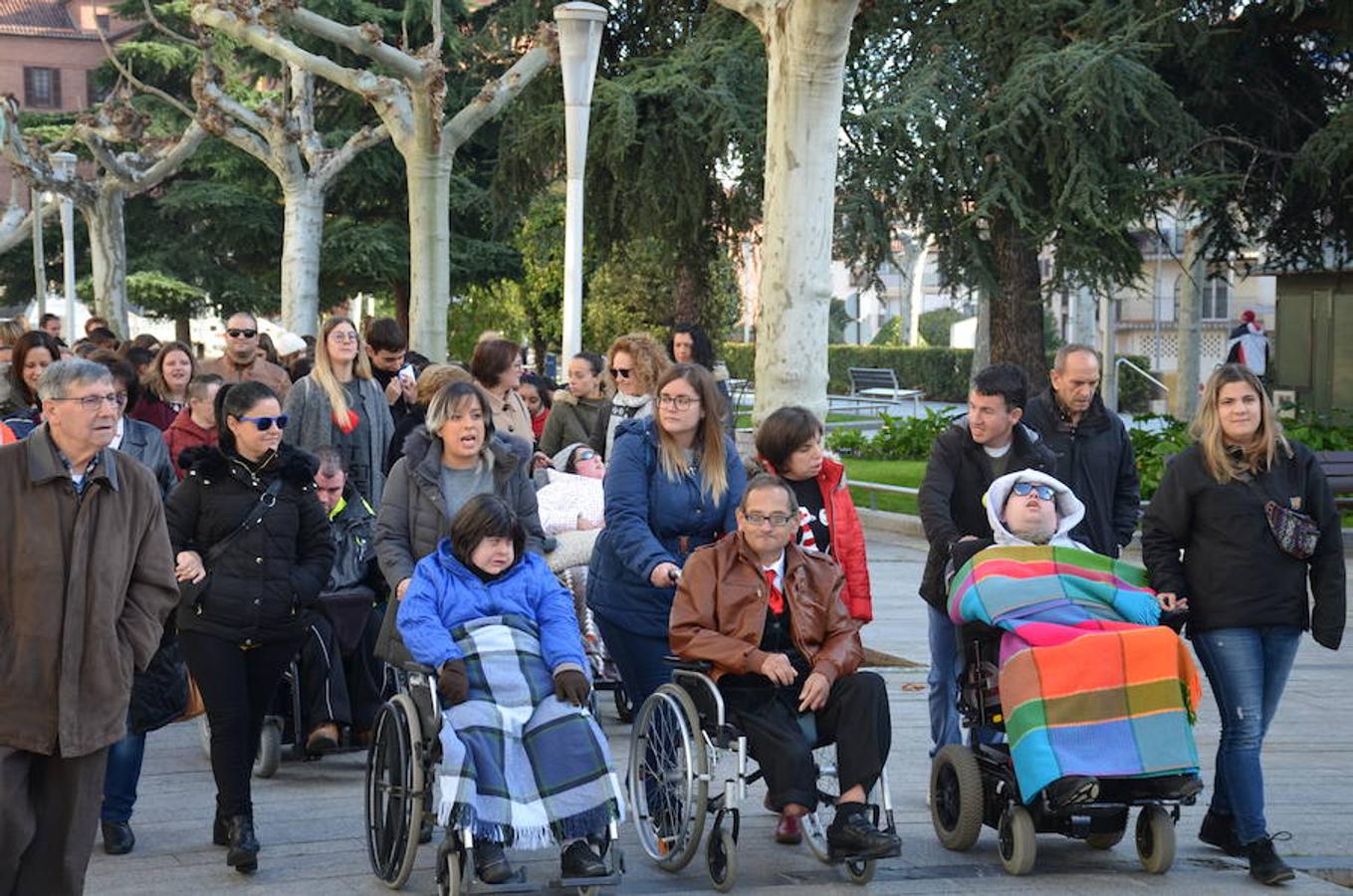 La Asociación IGUAL TI ha celebrado hoy el 'Día Internacional de la Discapacidad' con varias acciones. Desde su Centro de Atención Diurna Áncora en Calahorra ha convocado su tradicional 'Marcha Ancora' por las calles de la ciudad. Los objetivose se han centrado en la idea clave de hablar de derechos, empatía y apoyo.