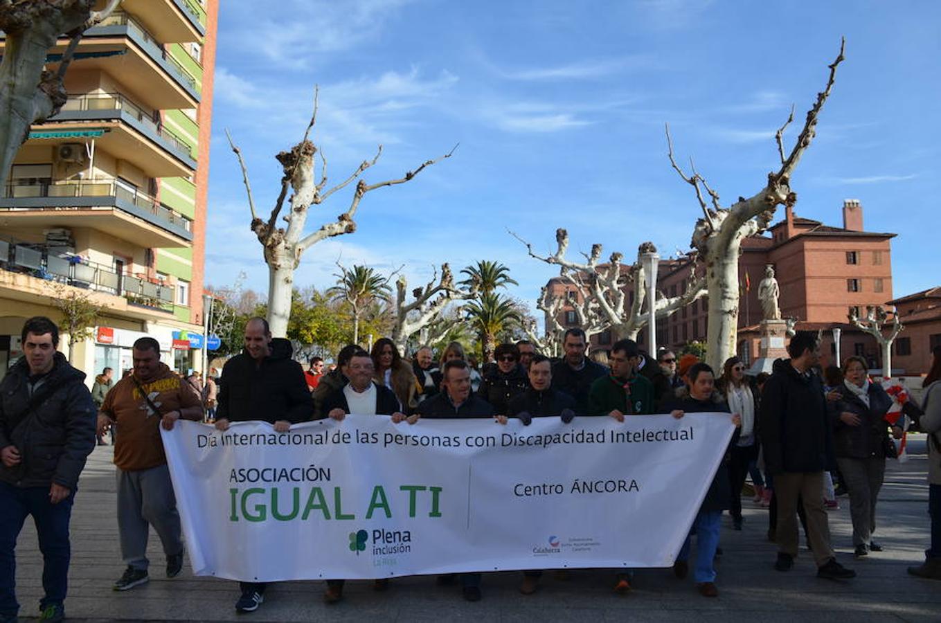 La Asociación IGUAL TI ha celebrado hoy el 'Día Internacional de la Discapacidad' con varias acciones. Desde su Centro de Atención Diurna Áncora en Calahorra ha convocado su tradicional 'Marcha Ancora' por las calles de la ciudad. Los objetivose se han centrado en la idea clave de hablar de derechos, empatía y apoyo.