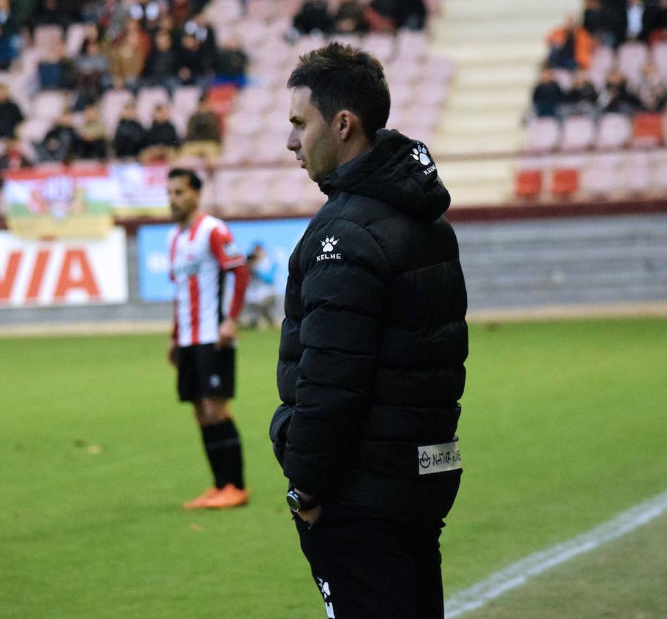 La UDL recuperó un punto en el partido jugado ayer en Las Gaunas contra la Real Sociedad B. El 1-1 llegó gracias a un cabezazo de Ander Vitoria en un córner tras el tempranero tanto guipuzcoano.