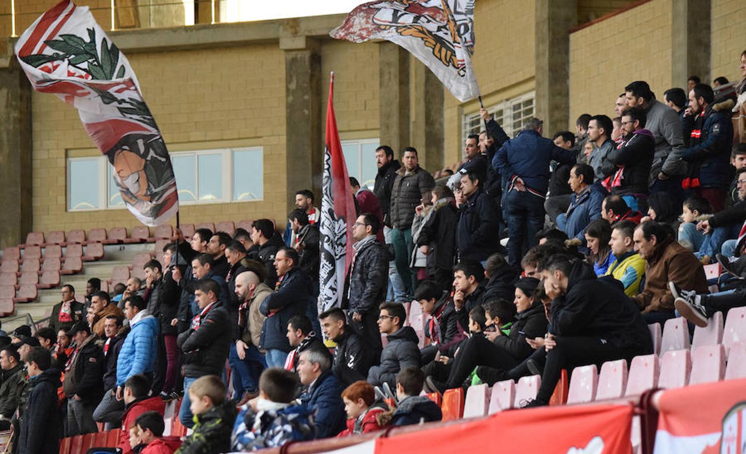 La UDL recuperó un punto en el partido jugado ayer en Las Gaunas contra la Real Sociedad B. El 1-1 llegó gracias a un cabezazo de Ander Vitoria en un córner tras el tempranero tanto guipuzcoano.