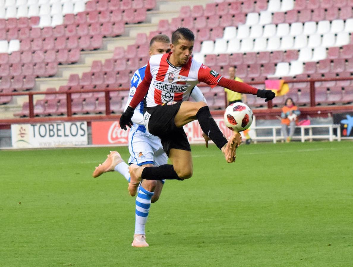 La UDL recuperó un punto en el partido jugado ayer en Las Gaunas contra la Real Sociedad B. El 1-1 llegó gracias a un cabezazo de Ander Vitoria en un córner tras el tempranero tanto guipuzcoano.