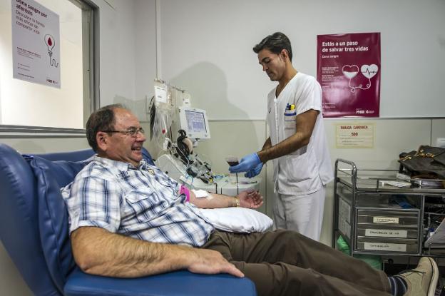Carlos Valgañón, en una donanción por aféresis ayer en el Banco de Sangre. :: justo rodríguez