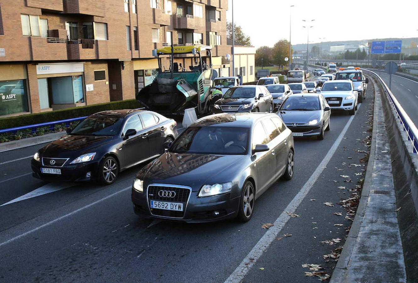 Desde hora temprana han dado comienzo en Logroño las obras de reparación del asfalto de Avenida de Madrid toda vez que las quejas vecinales han forzado a la reparación de un tramo que no es único por su grado de deterioro en la ciudad.