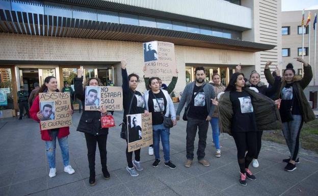 Familiares de 'Maikel' en la entrada de la Audiencia Provincial de Castellón.