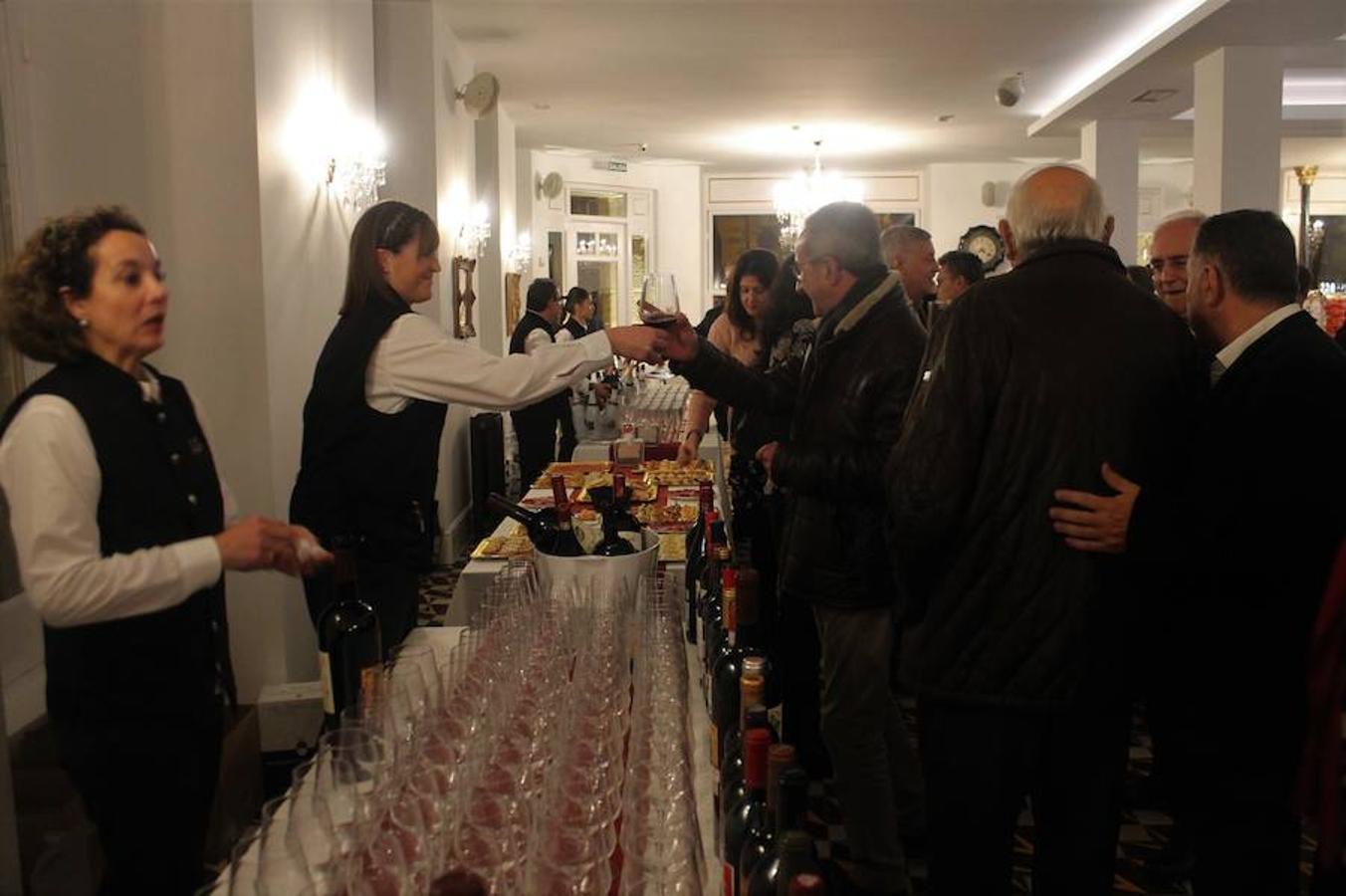 El renovado Café Suizo de Haro abrió anoche sus puertas con la alegría de la reapertura y la ilusión por seguir siendo uno de los referentes de la animación de la localidad jarrera.