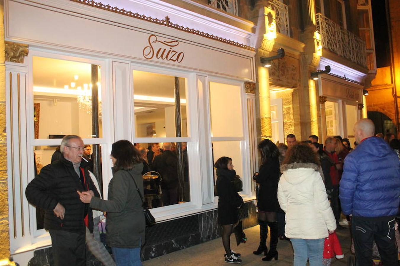 El renovado Café Suizo de Haro abrió anoche sus puertas con la alegría de la reapertura y la ilusión por seguir siendo uno de los referentes de la animación de la localidad jarrera.