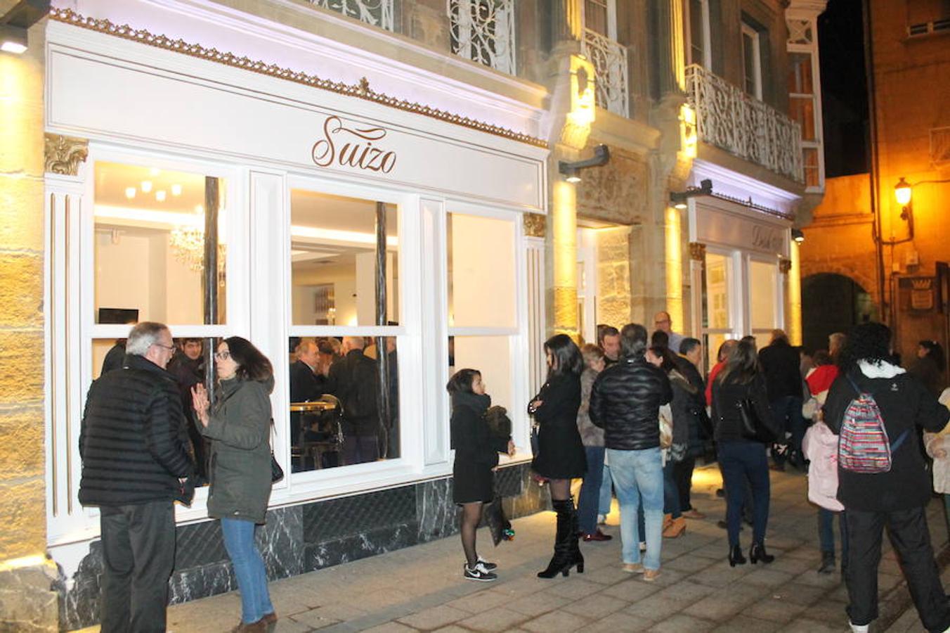 El renovado Café Suizo de Haro abrió anoche sus puertas con la alegría de la reapertura y la ilusión por seguir siendo uno de los referentes de la animación de la localidad jarrera.