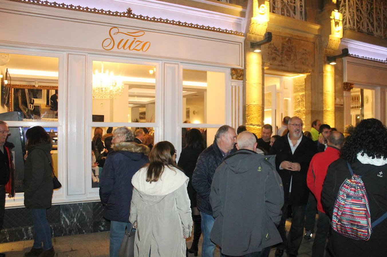 El renovado Café Suizo de Haro abrió anoche sus puertas con la alegría de la reapertura y la ilusión por seguir siendo uno de los referentes de la animación de la localidad jarrera.
