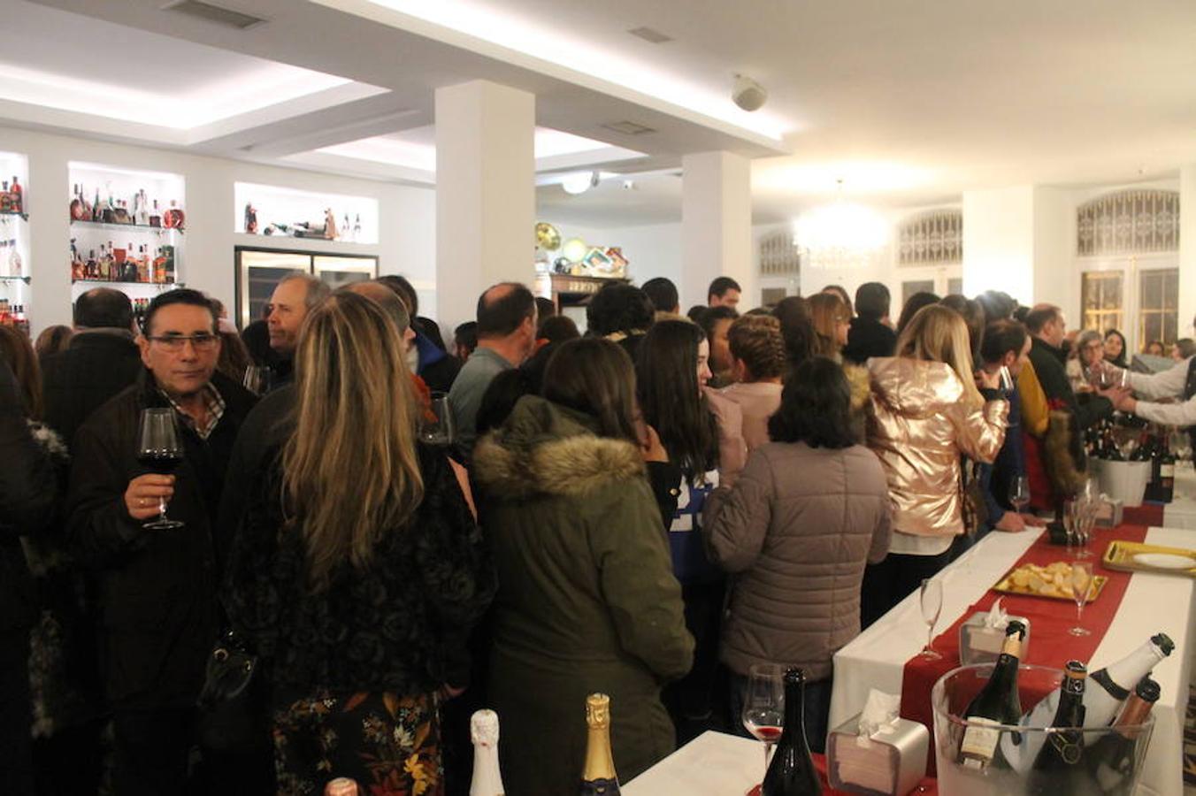 El renovado Café Suizo de Haro abrió anoche sus puertas con la alegría de la reapertura y la ilusión por seguir siendo uno de los referentes de la animación de la localidad jarrera.