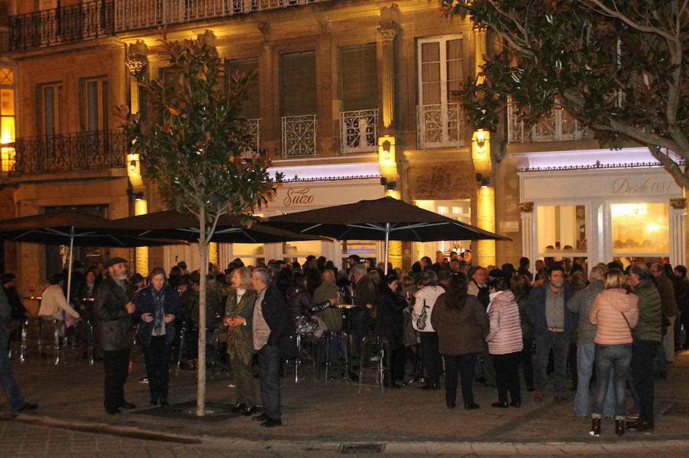 El renovado Café Suizo de Haro abrió anoche sus puertas con la alegría de la reapertura y la ilusión por seguir siendo uno de los referentes de la animación de la localidad jarrera.