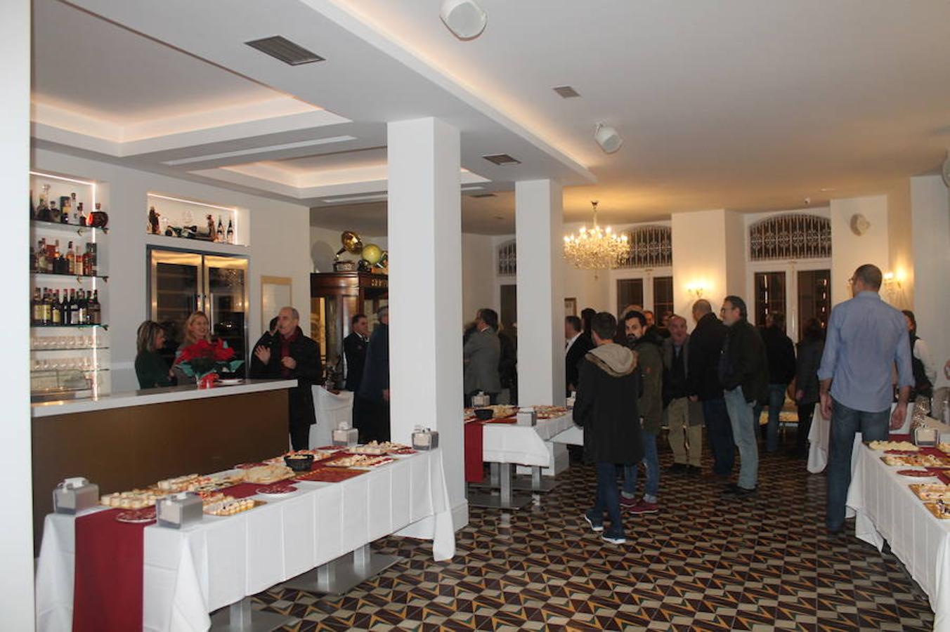 El renovado Café Suizo de Haro abrió anoche sus puertas con la alegría de la reapertura y la ilusión por seguir siendo uno de los referentes de la animación de la localidad jarrera.