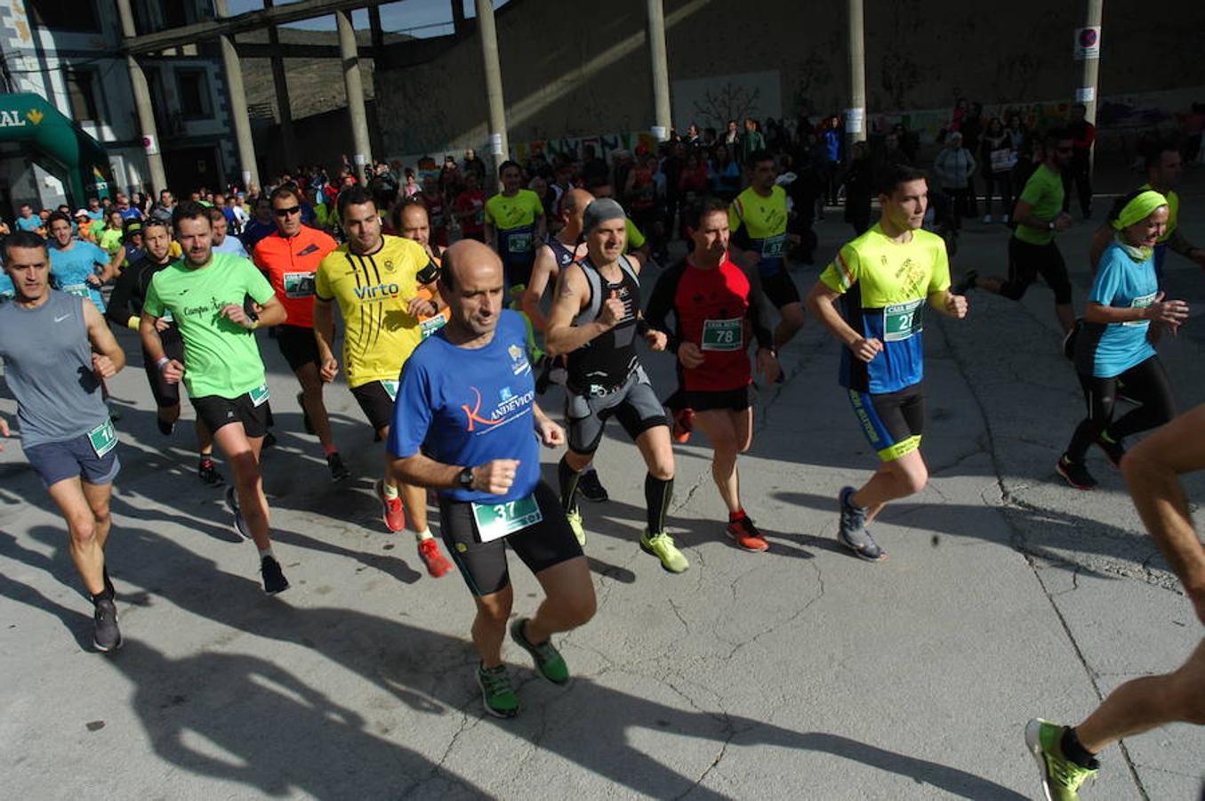 VI carrera 'Entre Dinosaurios Villa de Igea celebrada el domingo pasado por una ruta de más de 10 kilómetros campo a través en la que participaron 119 atletas. También hubo pruebas para niños en el casco urbano en las que compitieron 55 chavales.