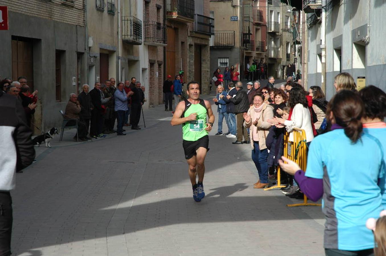 VI carrera 'Entre Dinosaurios Villa de Igea celebrada el domingo pasado por una ruta de más de 10 kilómetros campo a través en la que participaron 119 atletas. También hubo pruebas para niños en el casco urbano en las que compitieron 55 chavales.