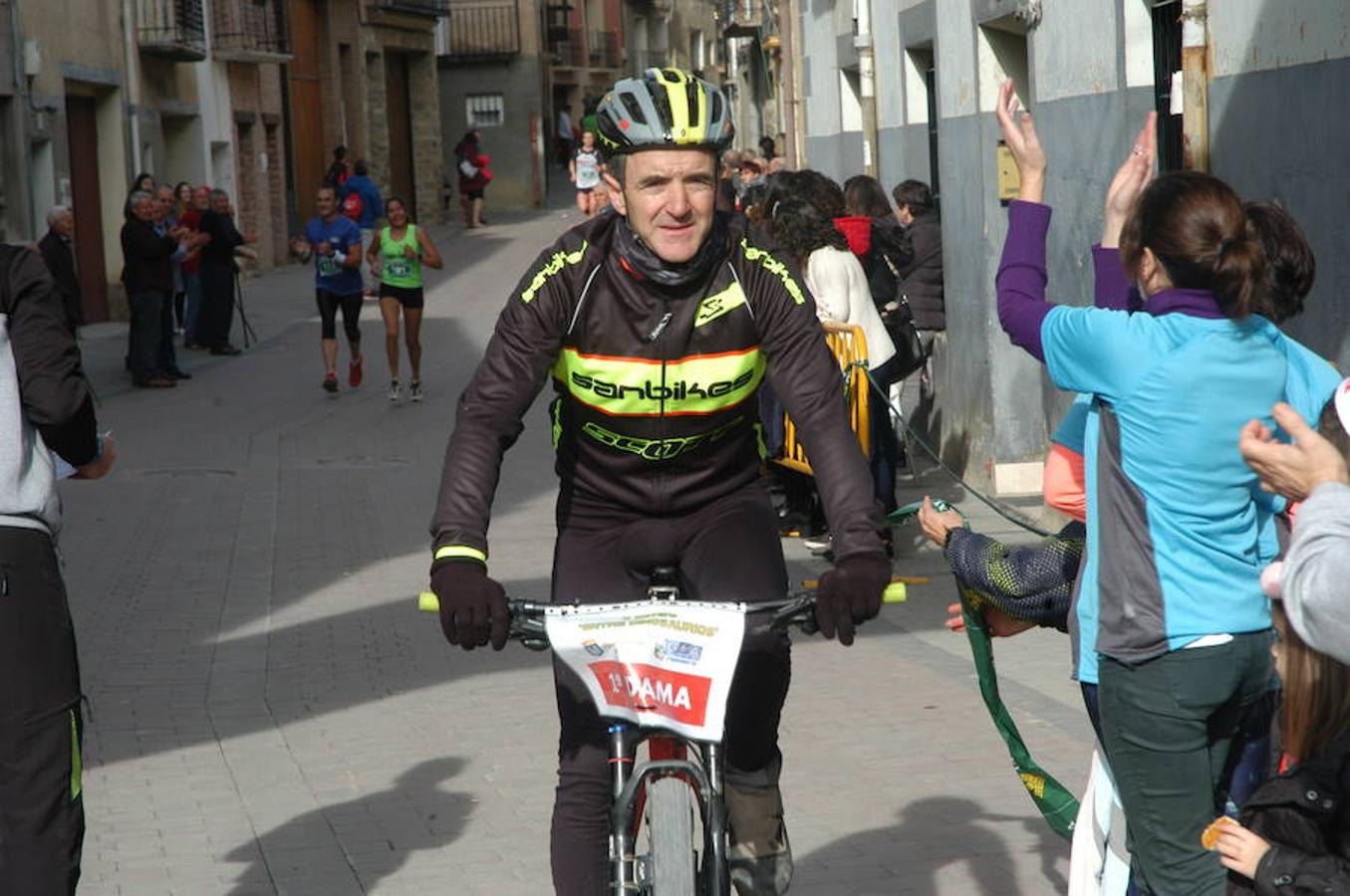 VI carrera 'Entre Dinosaurios Villa de Igea celebrada el domingo pasado por una ruta de más de 10 kilómetros campo a través en la que participaron 119 atletas. También hubo pruebas para niños en el casco urbano en las que compitieron 55 chavales.