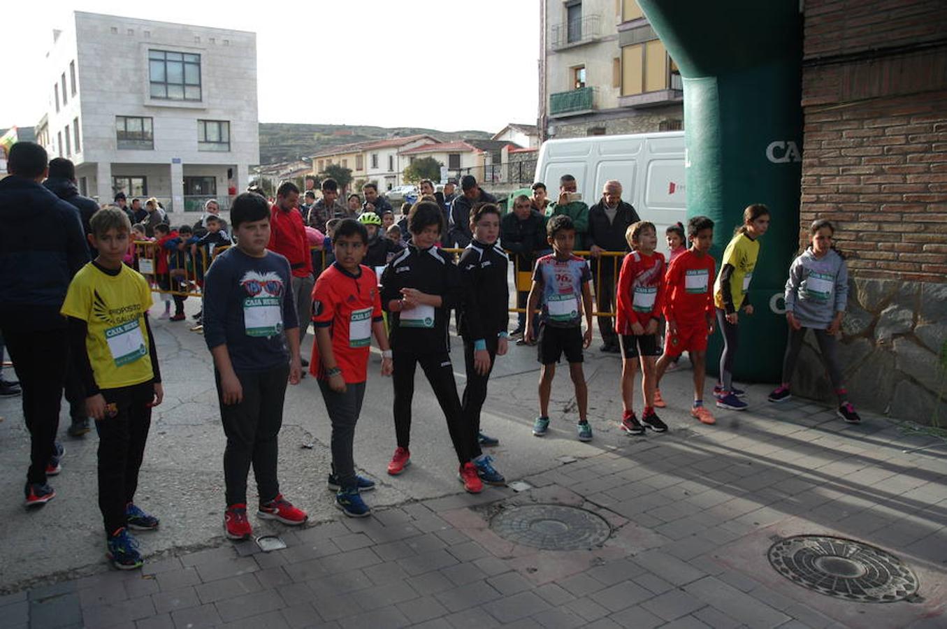 VI carrera 'Entre Dinosaurios Villa de Igea celebrada el domingo pasado por una ruta de más de 10 kilómetros campo a través en la que participaron 119 atletas. También hubo pruebas para niños en el casco urbano en las que compitieron 55 chavales.