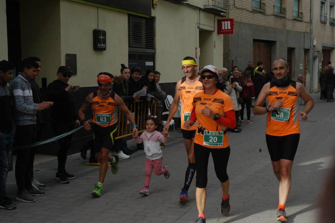 VI carrera 'Entre Dinosaurios Villa de Igea celebrada el domingo pasado por una ruta de más de 10 kilómetros campo a través en la que participaron 119 atletas. También hubo pruebas para niños en el casco urbano en las que compitieron 55 chavales.