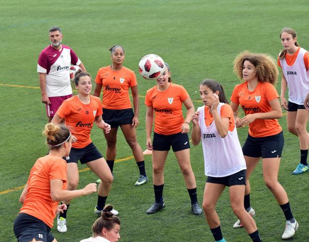 Las futbolistas del EDF durante un entrenamiento en Viana 