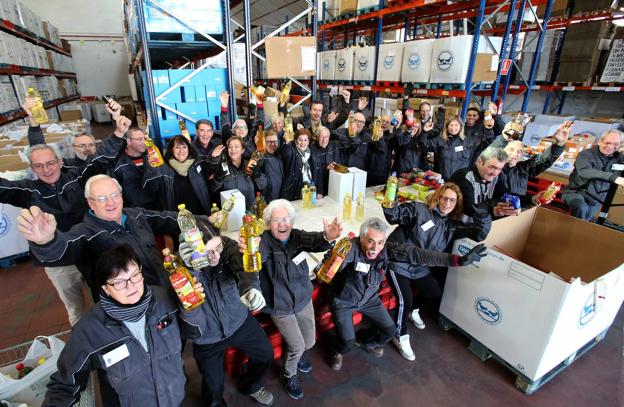Voluntarios del Banco de Alimentos de La Rioja celebran la llegada al pabellón de los kilos de comida donados por los riojanos. :: 