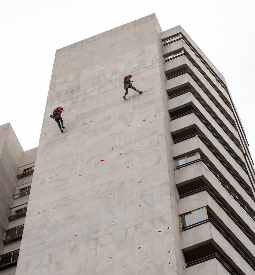Valor, control, osadía... No es un trabajo apto para pusilánimes. Colgados de una cuerda por un arnés José Miguel y Cosmin reparan las losas del edificio Torre Blanca de Logroño desde donde se perfila la silueta de una fachada de 70 metros. 