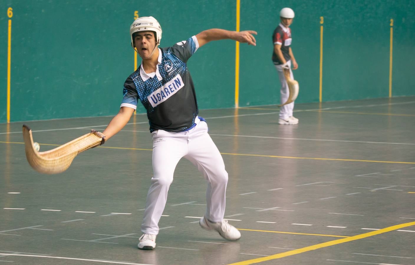 Hace muchos años, el frontón de Las Gaunas era la sede de los amantes logroñeses a la cesta punta, modalidad que acabó por desaparecer. Este jueves, abrió de nuevo sus puertas a la cesta, con varios partidos de exhibición, tanto masculinos como femeninos, y luego, quienes quisiero, pudieron probar a la velocidad que viaja el cuero.