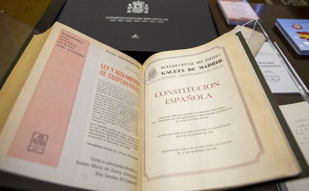 Un ejemplar de la Constitución. 
