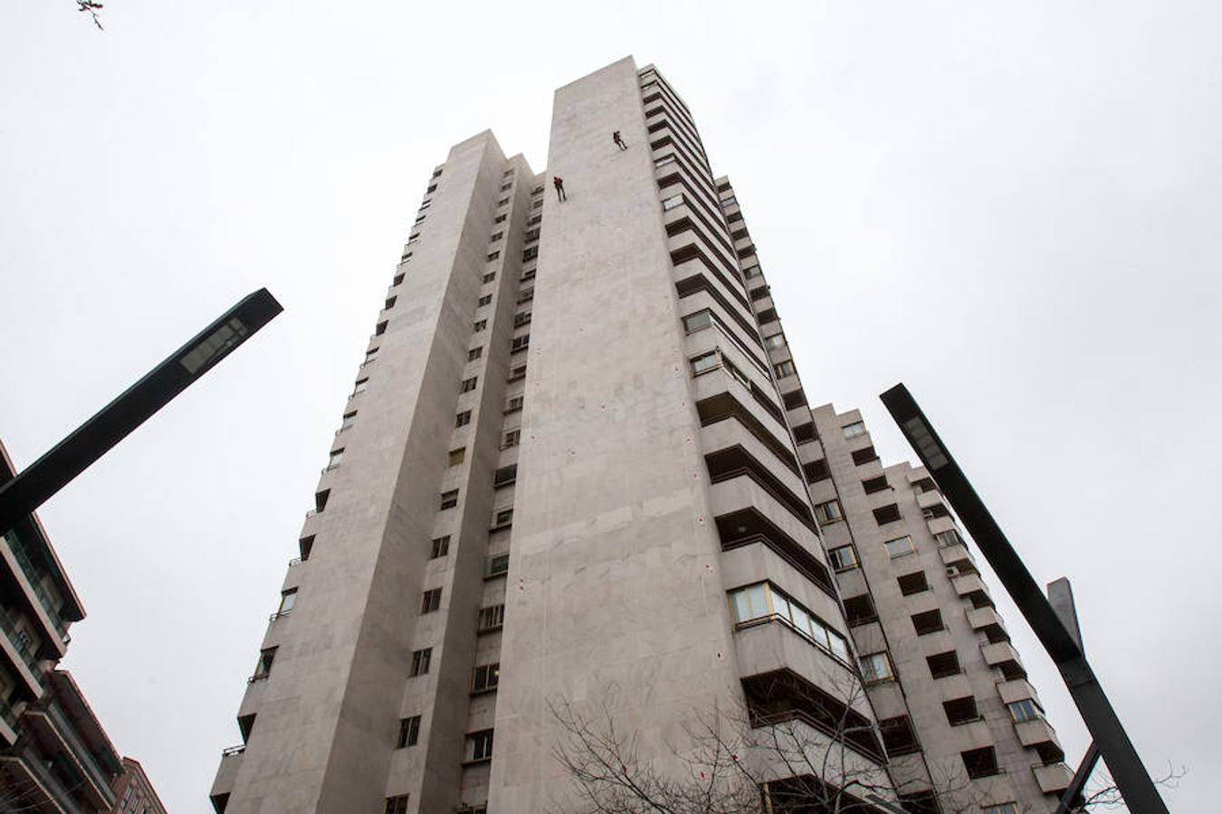 Valor, control, osadía... No es un trabajo apto para pusilánimes. Colgados de una cuerda por un arnés José Miguel y Cosmin reparan las losas del edificio Torre Blanca de Logroño desde donde se perfila la silueta de una fachada de 70 metros. 