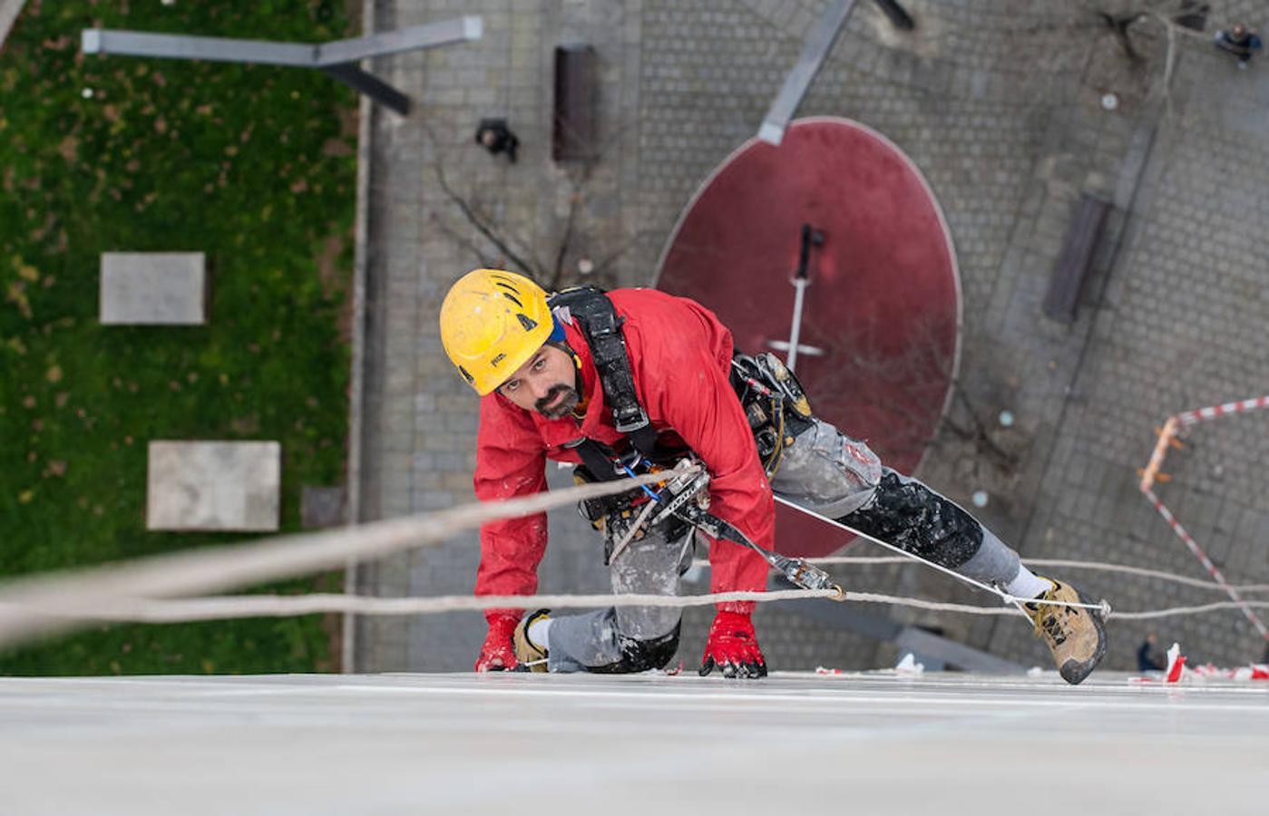 Valor, control, osadía... No es un trabajo apto para pusilánimes. Colgados de una cuerda por un arnés José Miguel y Cosmin reparan las losas del edificio Torre Blanca de Logroño desde donde se perfila la silueta de una fachada de 70 metros. 