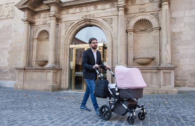 Ubis pasea con su hija frente a las puertas del Parlamento de La Rioja. :: díaz uriel