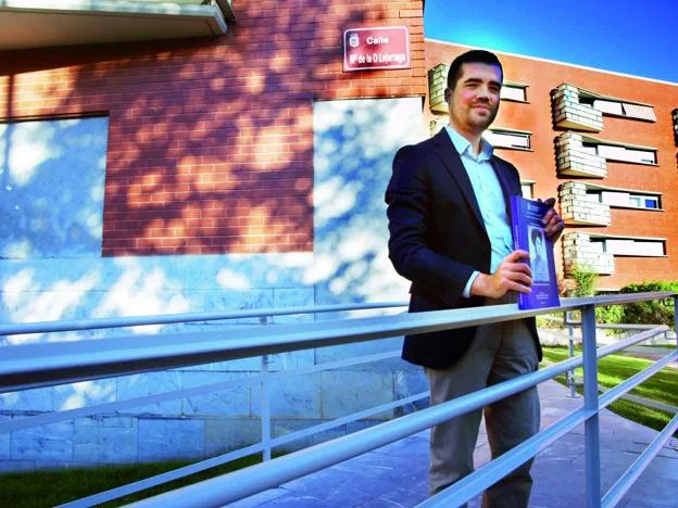 Carlos Sánchez Díaz-Aldagalán posa con su tesis en la calle María de la O Lejárraga de Logroño.