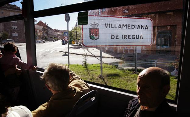 Ususarios del autobús urbano llegan a Villamediana de Iregua. 