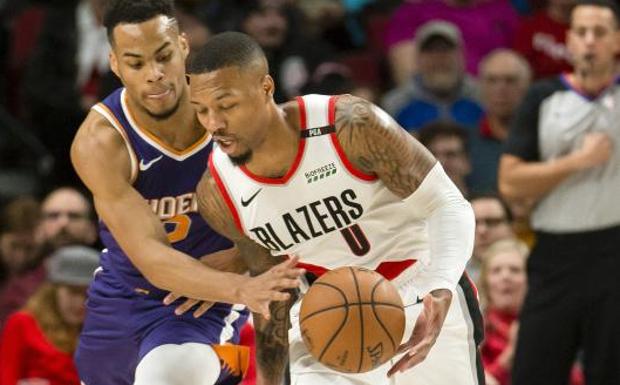 Damian Lillard, de los Blazers, en una acción ante Elie Okobo, de los Suns. 