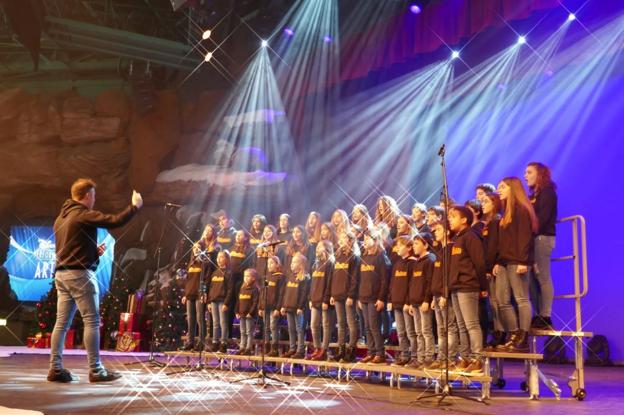 Los integrantes del Coro Cuchuflete desplegaron su alegre repertorio en el espectacular escenario de Euro Disney. :: a. castillo