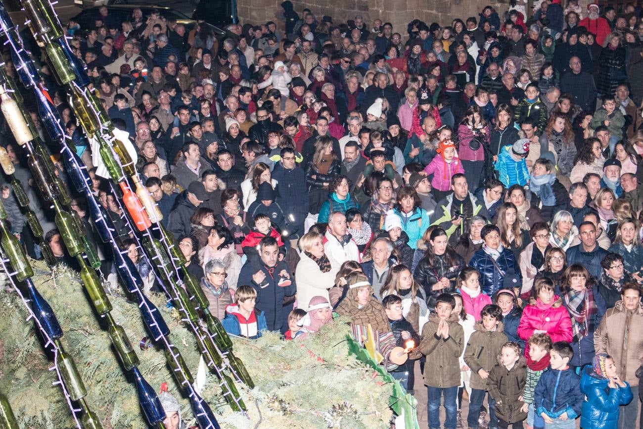 inauguración del árbol de Grañón, hecho con unas 1.600 botellas de vino. Su encendido se ha rodeado de otros actos, como una misa, la representación de un Belén viviente, degustaciones de caldo y patatas asadas y una rifa.