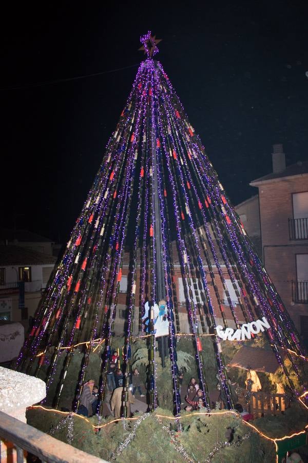 inauguración del árbol de Grañón, hecho con unas 1.600 botellas de vino. Su encendido se ha rodeado de otros actos, como una misa, la representación de un Belén viviente, degustaciones de caldo y patatas asadas y una rifa.