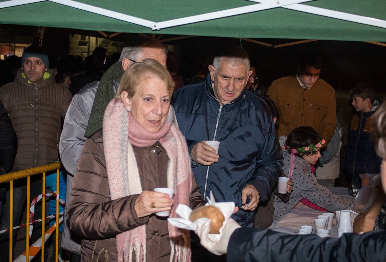 inauguración del árbol de Grañón, hecho con unas 1.600 botellas de vino. Su encendido se ha rodeado de otros actos, como una misa, la representación de un Belén viviente, degustaciones de caldo y patatas asadas y una rifa.