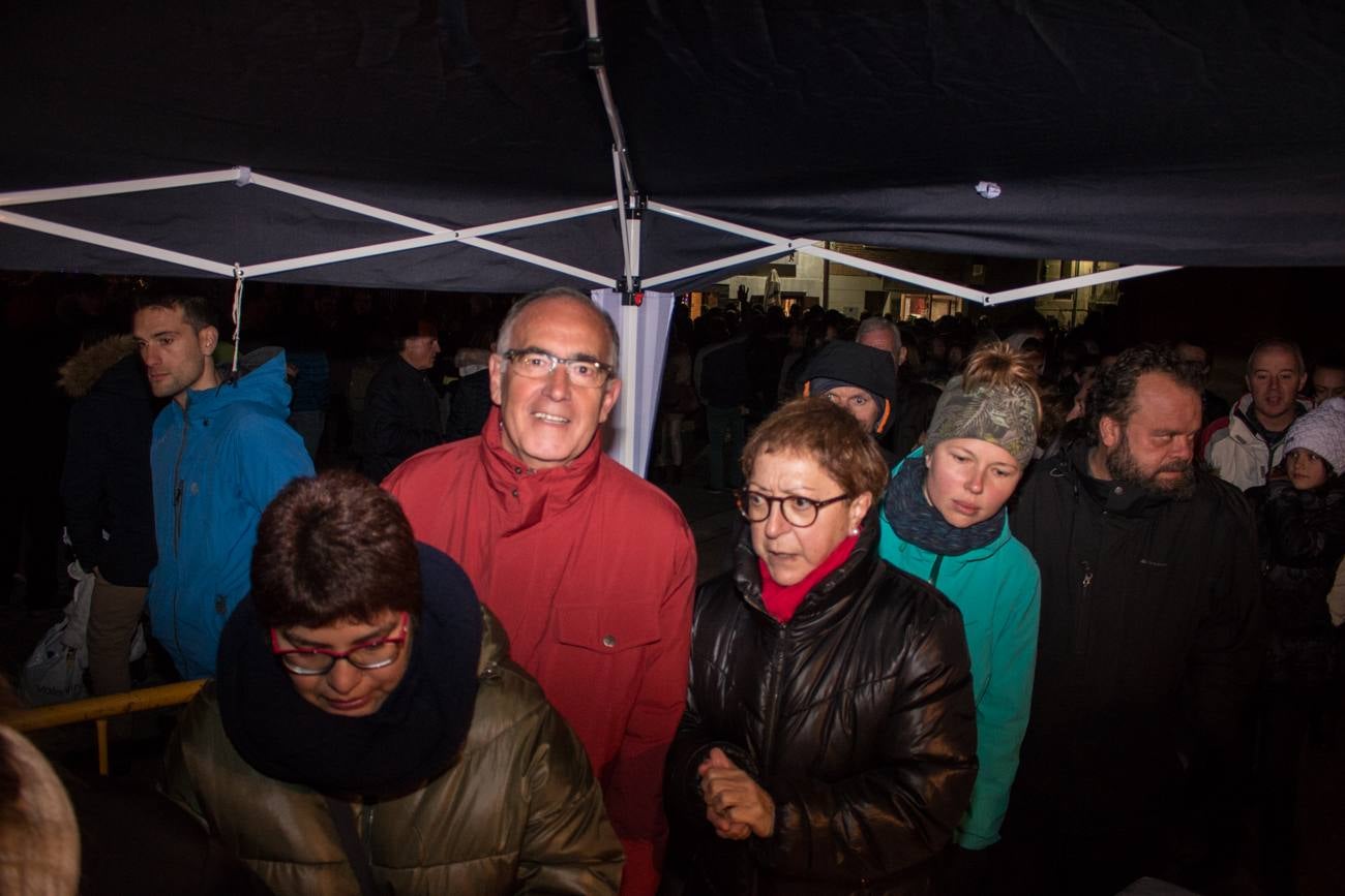 inauguración del árbol de Grañón, hecho con unas 1.600 botellas de vino. Su encendido se ha rodeado de otros actos, como una misa, la representación de un Belén viviente, degustaciones de caldo y patatas asadas y una rifa.