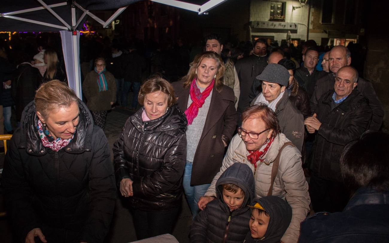 inauguración del árbol de Grañón, hecho con unas 1.600 botellas de vino. Su encendido se ha rodeado de otros actos, como una misa, la representación de un Belén viviente, degustaciones de caldo y patatas asadas y una rifa.