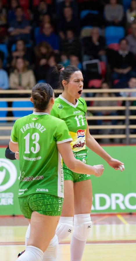 Las logroñesas vencen al OSACC Haro Rioja Voley con un 3-0 liderado por la capitana Dani y que les afianza en el liderato de la Liga Iberdrola