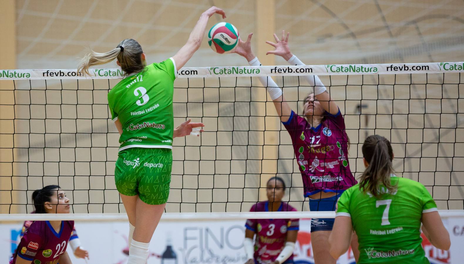 Las logroñesas vencen al OSACC Haro Rioja Voley con un 3-0 liderado por la capitana Dani y que les afianza en el liderato de la Liga Iberdrola