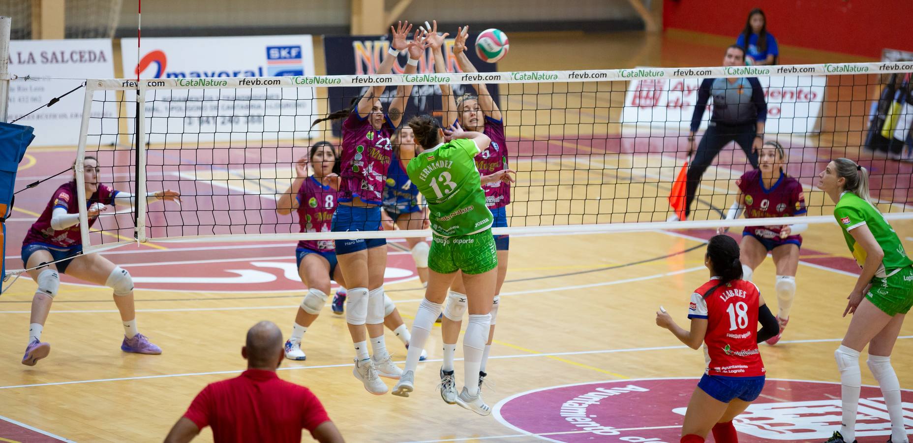 Las logroñesas vencen al OSACC Haro Rioja Voley con un 3-0 liderado por la capitana Dani y que les afianza en el liderato de la Liga Iberdrola