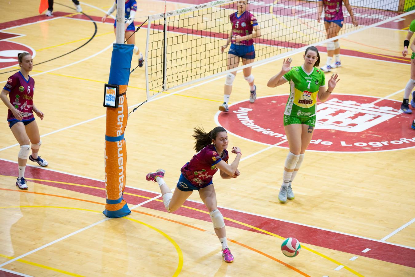 Las logroñesas vencen al OSACC Haro Rioja Voley con un 3-0 liderado por la capitana Dani y que les afianza en el liderato de la Liga Iberdrola